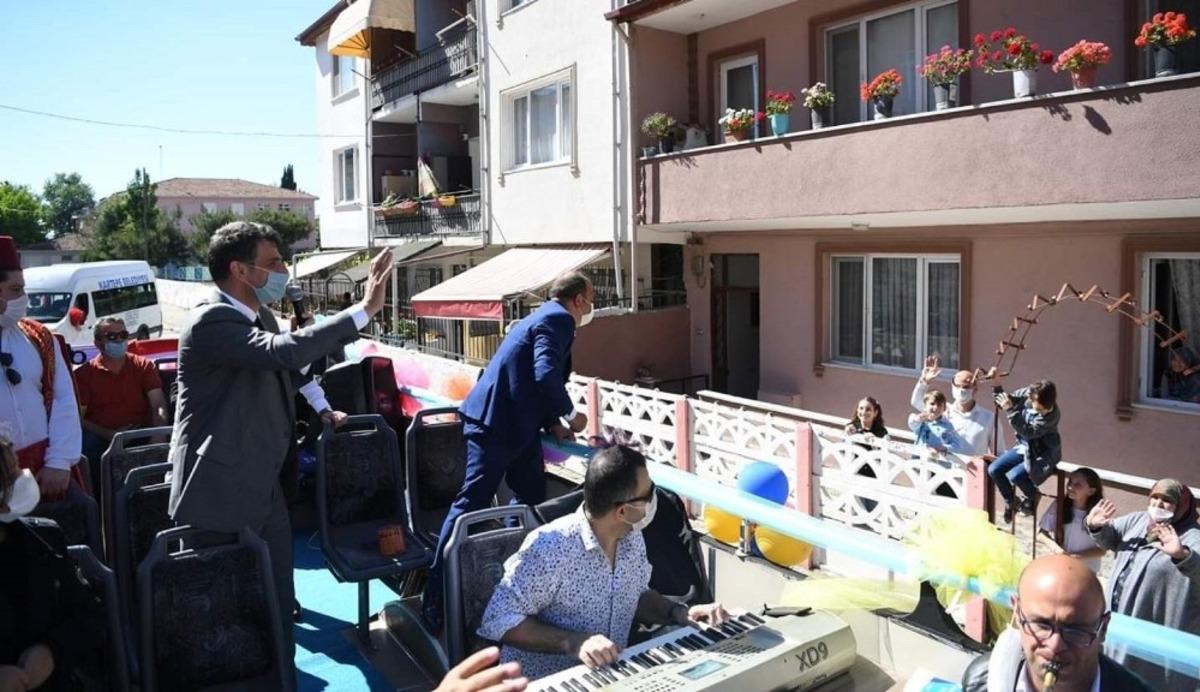 Kartepe&rsquo;de seyyar konser bayrama neşe kattı