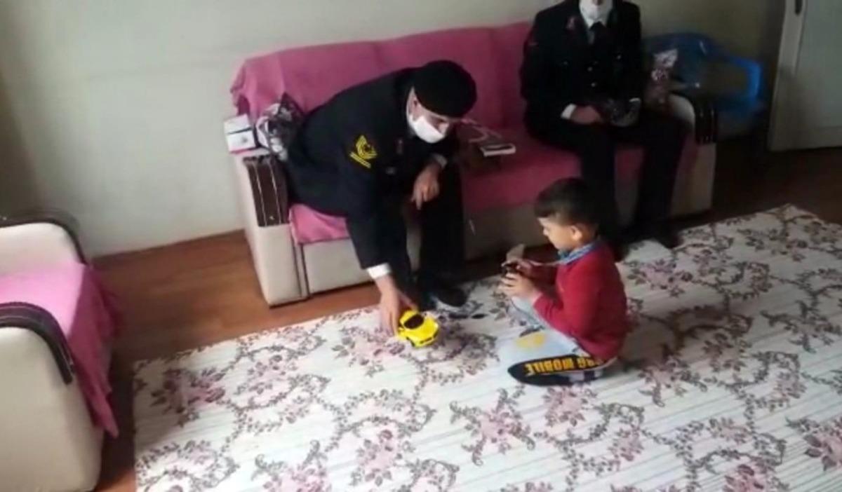 Şehit &ccedil;ocuğunun isteğini jandarma unutmadı