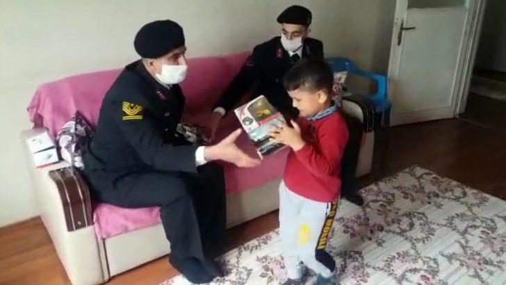 Şehit çocuğunun isteğini jandarma unutmadı G3