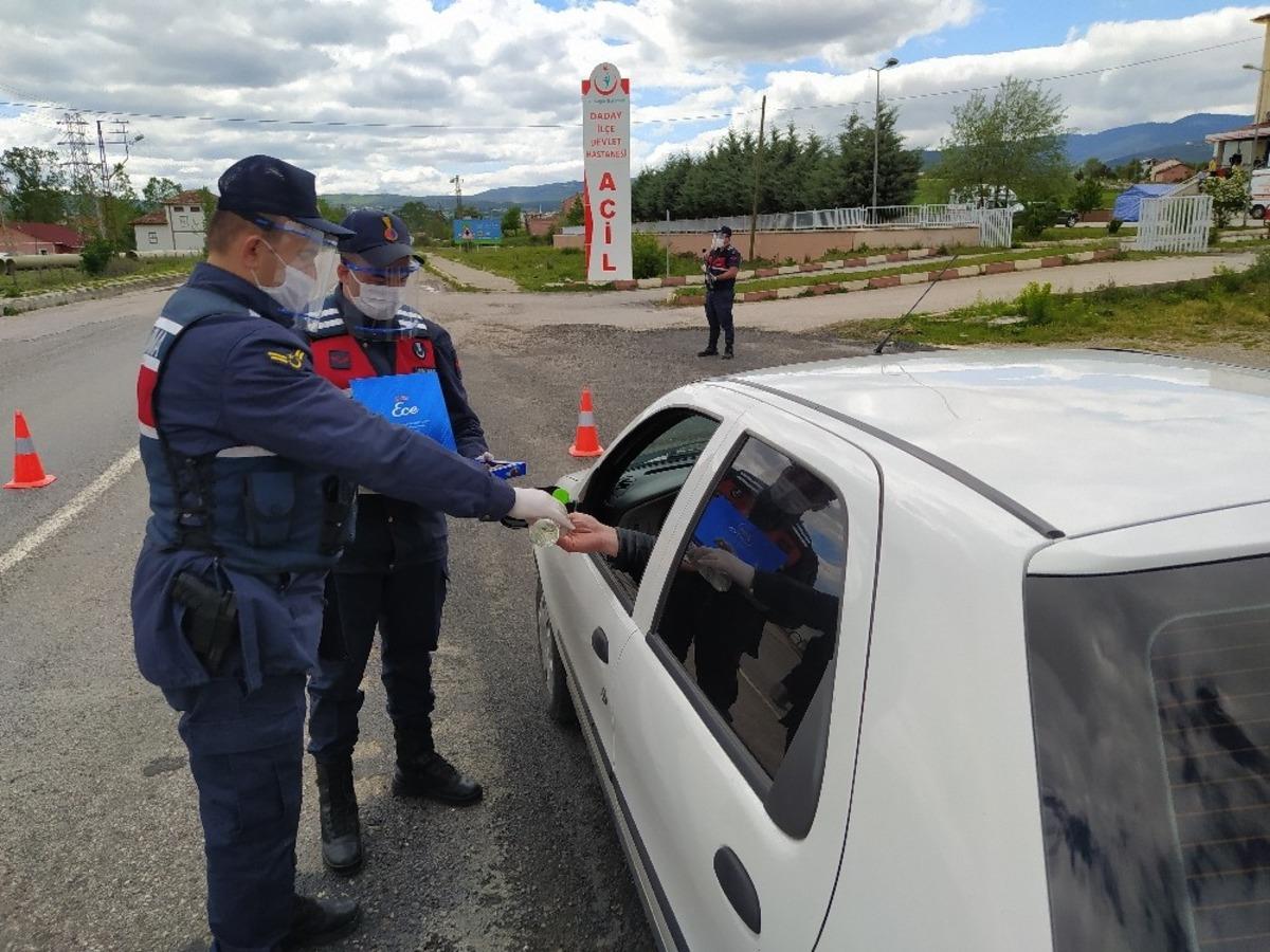 Kastamonu&rsquo;da jandarmadan s&uuml;r&uuml;c&uuml;lere şeker ikramı