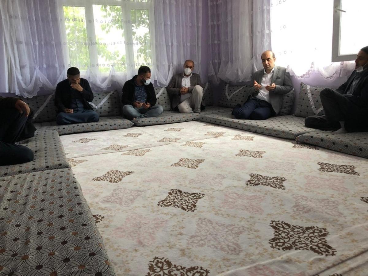 Dicle Kaymakamı Halil İbrahim Demir&ccedil;in şehit ailesi ile polis ve askerlerle bayramlaştı