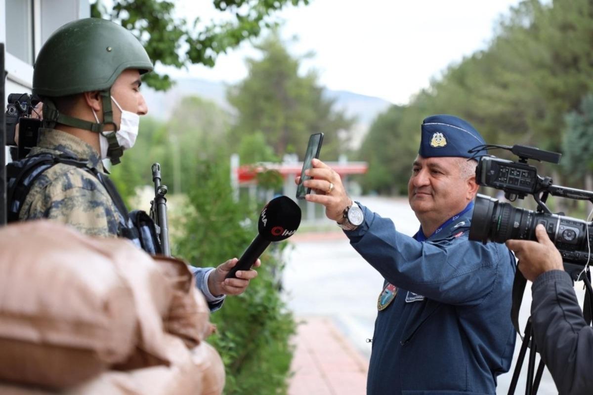 N&ouml;betteki askere komutanın s&uuml;rprizi duygulandırdı