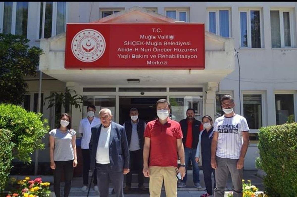 Toprak&ccedil;ı yaşlıları ve &ccedil;ocuklarla bayramlaştı