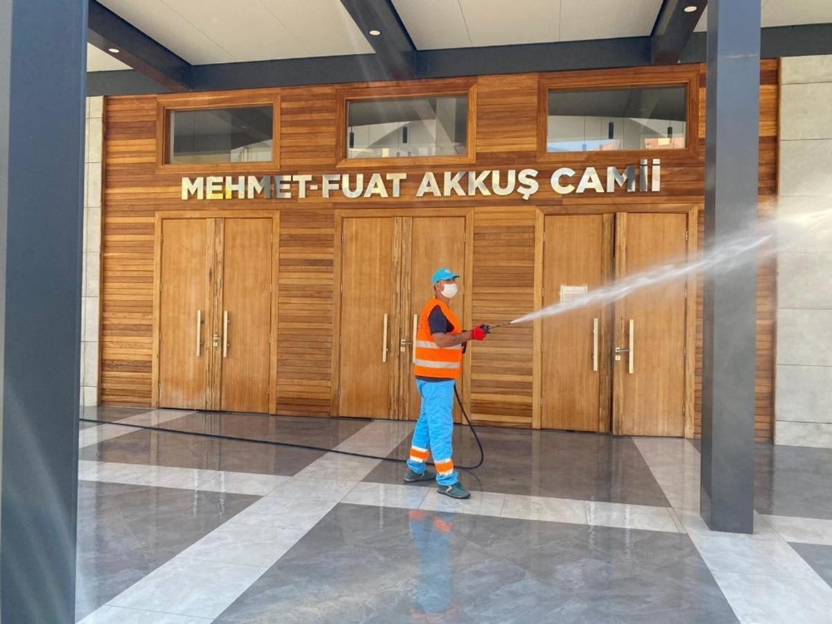 Kuşadası&rsquo;nda camiler temizlenip, dezenfekte edildi