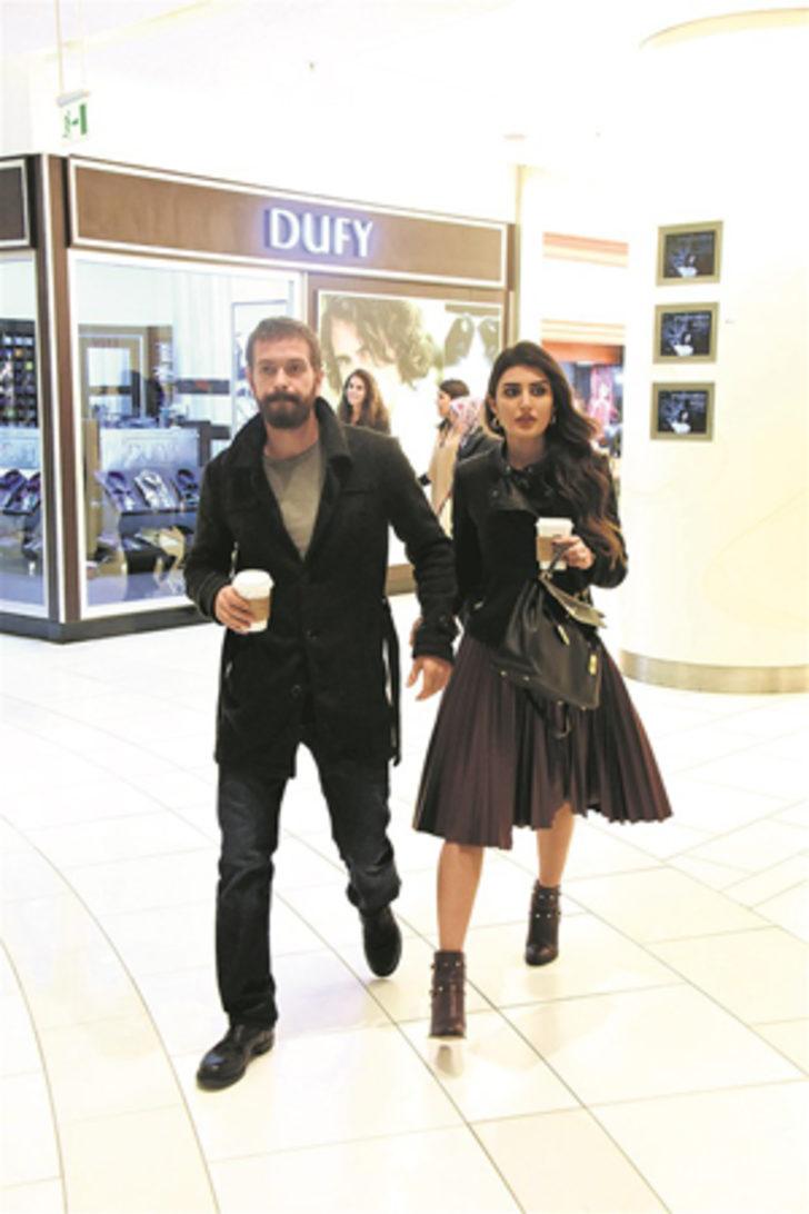 Tedirgin aşıklar ilk kez el ele G1