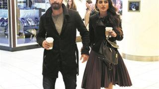 Tedirgin aşıklar ilk kez el ele