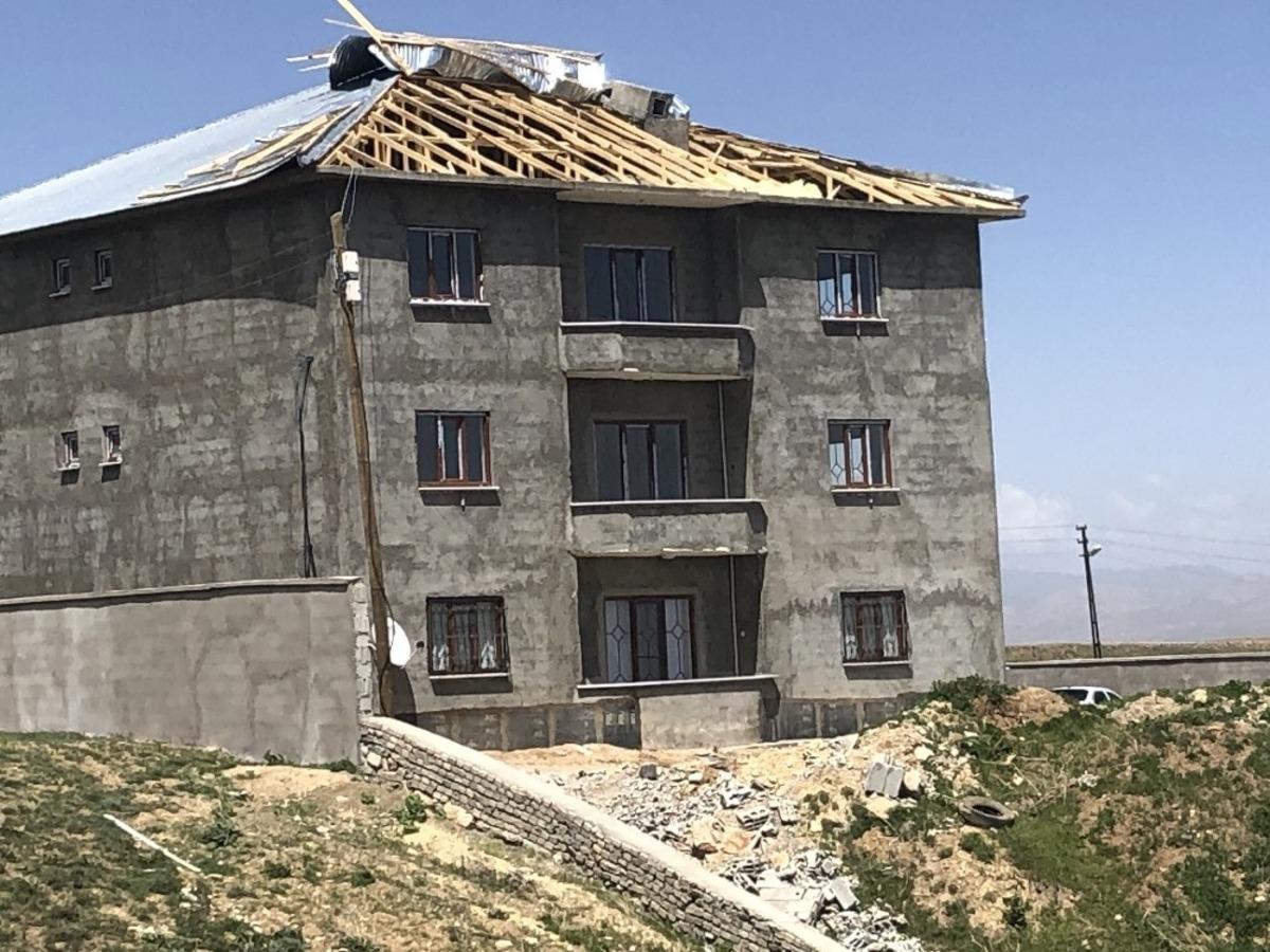 Başkale&rsquo;de fırtına &ccedil;atıları u&ccedil;urdu