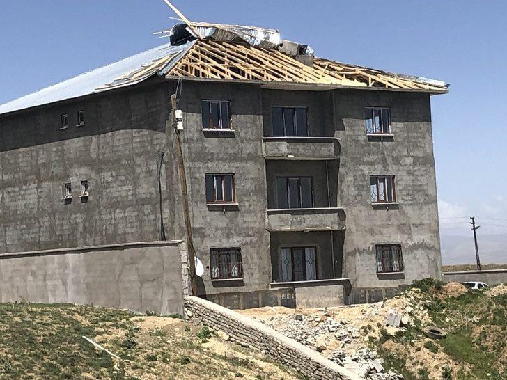 Başkale’de fırtına çatıları uçurdu G2