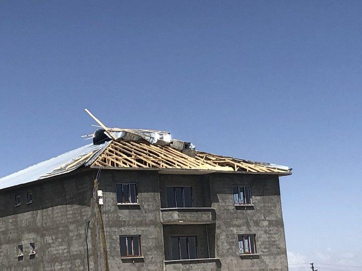 Başkale’de fırtına çatıları uçurdu G3