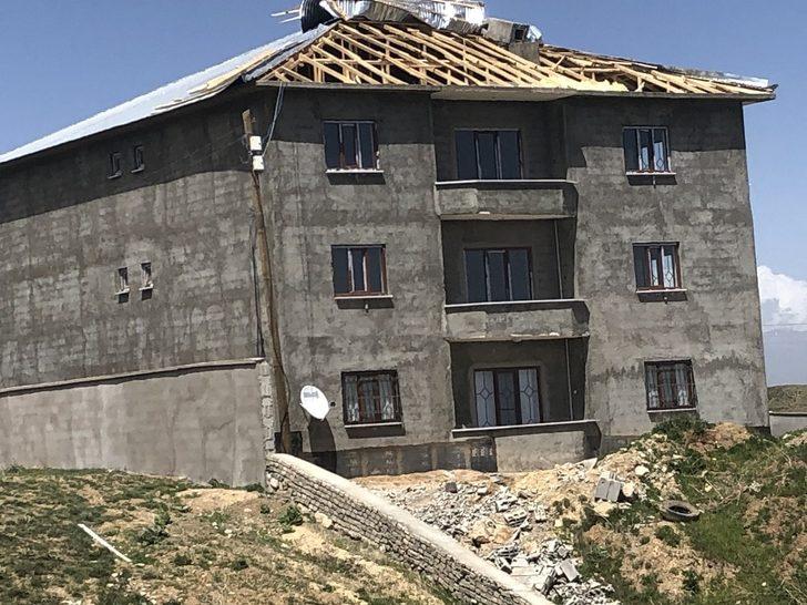 Başkale’de fırtına çatıları uçurdu G5