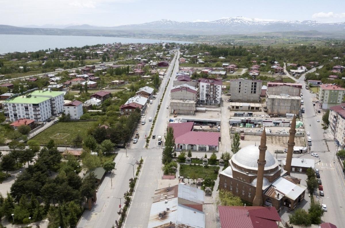 (&Ouml;zel) Sokağa &ccedil;ıkma kısıtlamasıyla tarihi il&ccedil;e Ahlat sessizliğe b&uuml;r&uuml;nd&uuml;