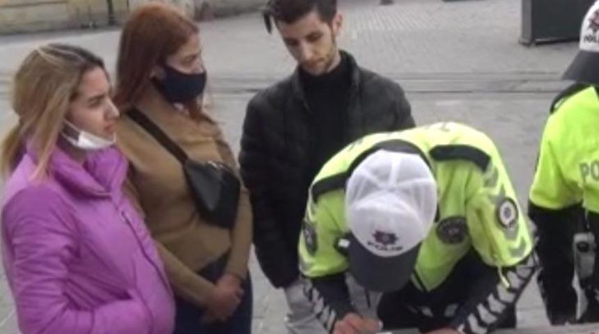 Taksim&rsquo;de kısıtlamada sokağa &ccedil;ıkan 2'si kadın 3 turiste ceza!