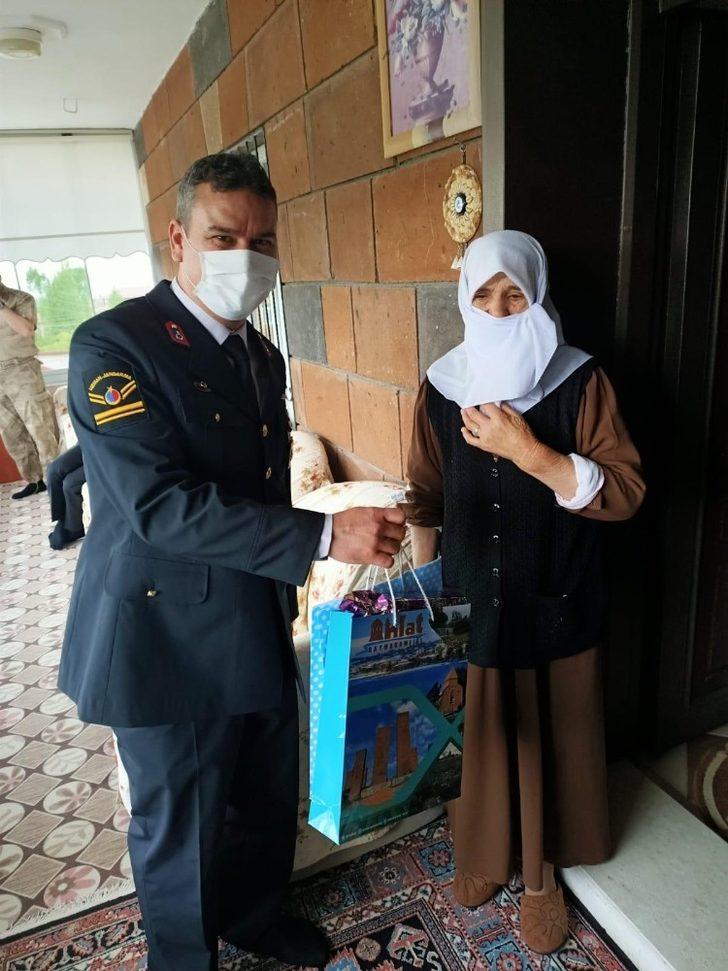 Ahlat Kaymakamı Erat’tan şehit ailelerine bayram ziyareti G4