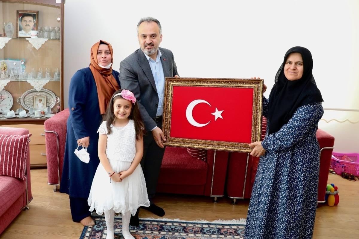 Bursa B&uuml;y&uuml;kşehir Belediye Başkanı Alinur Aktaş&rsquo;tan şehit ailelerine ziyaret