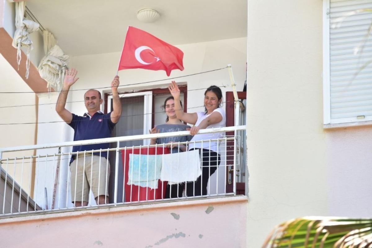 Kepez&rsquo;de bayram heyecanı balkonlarda s&uuml;rd&uuml;