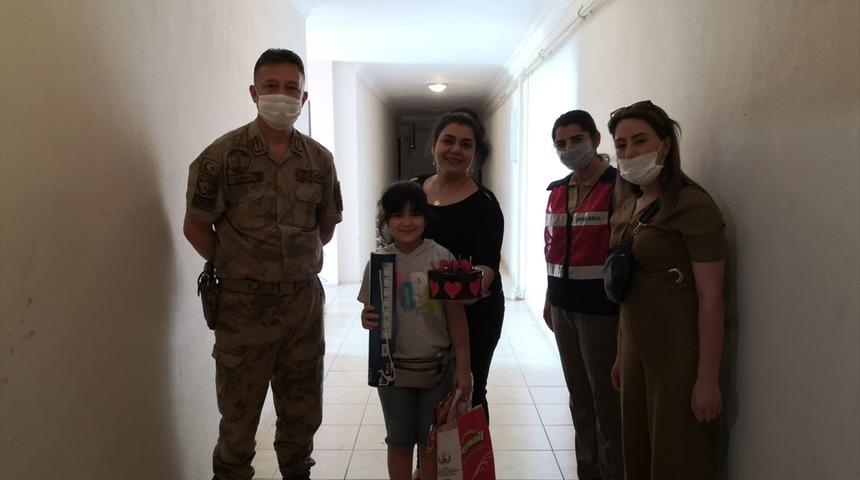 Osmaniye'de şehit kızına jandarmadan doğum günü sürprizi