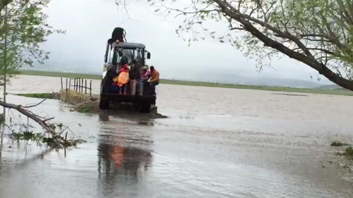 Selde mahsur kalan k&ouml;yl&uuml;ler kep&ccedil;eyle kurtarıldı