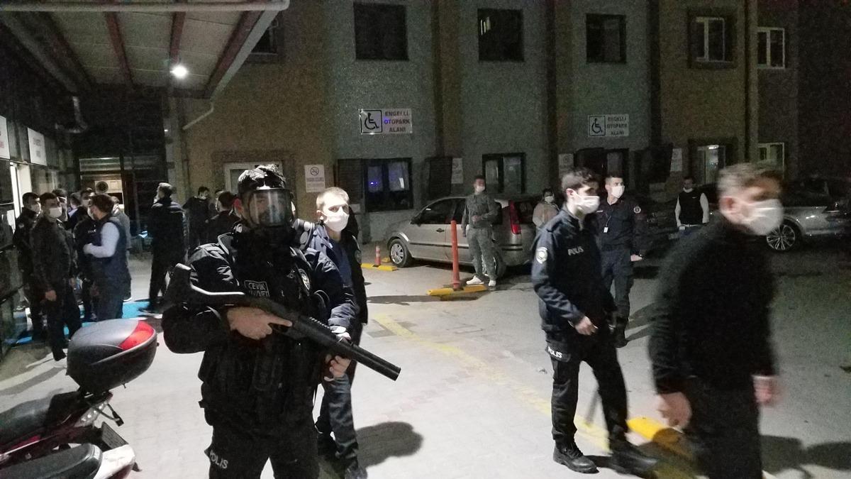 &Ouml;nce hamile kadını tekmeledi, sonra da polise saldırdı