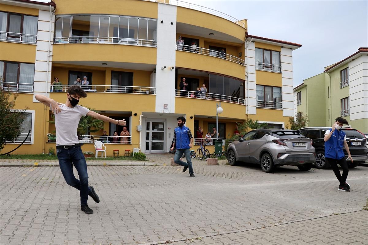 D&uuml;zce'de bayramı evde ge&ccedil;iren vatandaşlar dans etkinliğiyle moral buldu