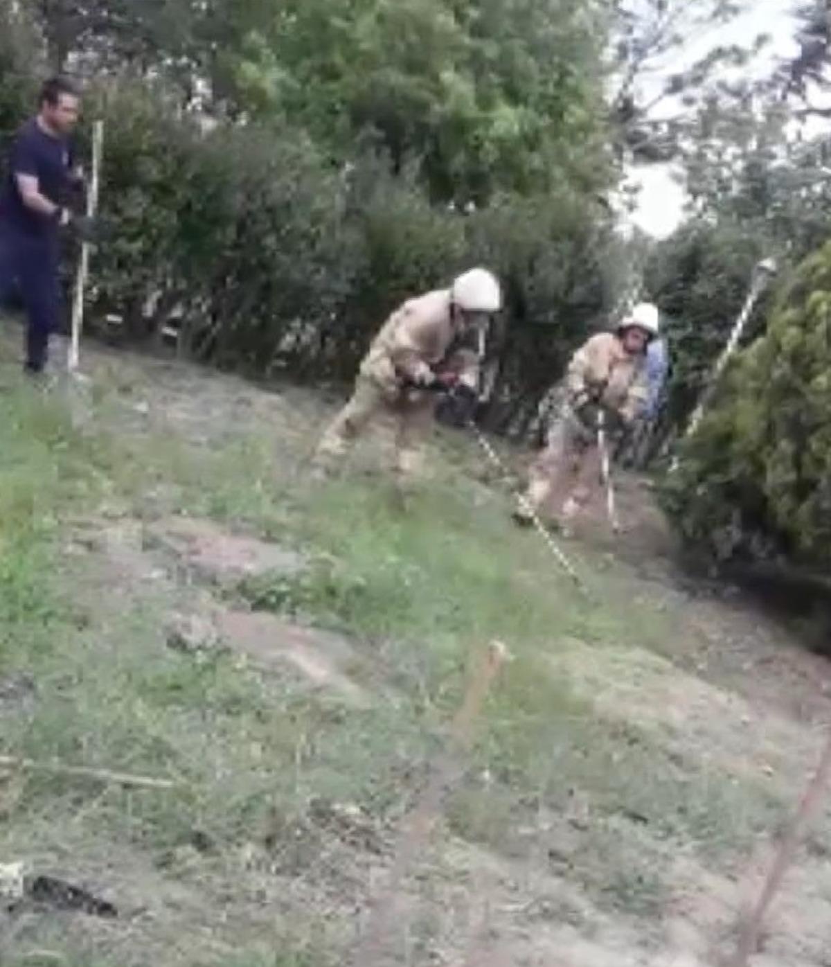 Evin bah&ccedil;esinden 2 metrelik yılan &ccedil;ıkardılar!