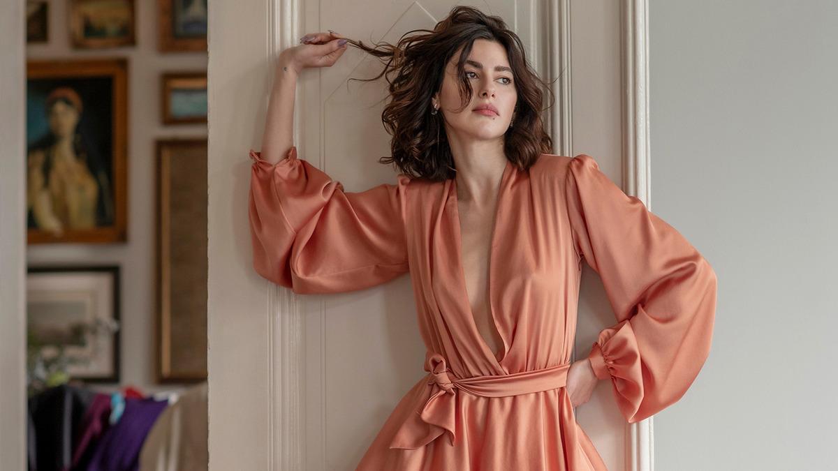 Nesrin Cavadzade s&uuml;per minisiyle temizlik yaptı