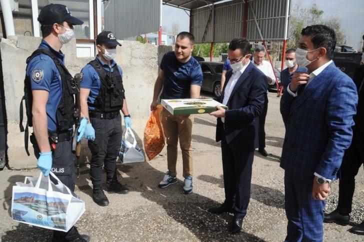 Kaymakam Sinanoğlu’ndan polislere baklava ikramı G1