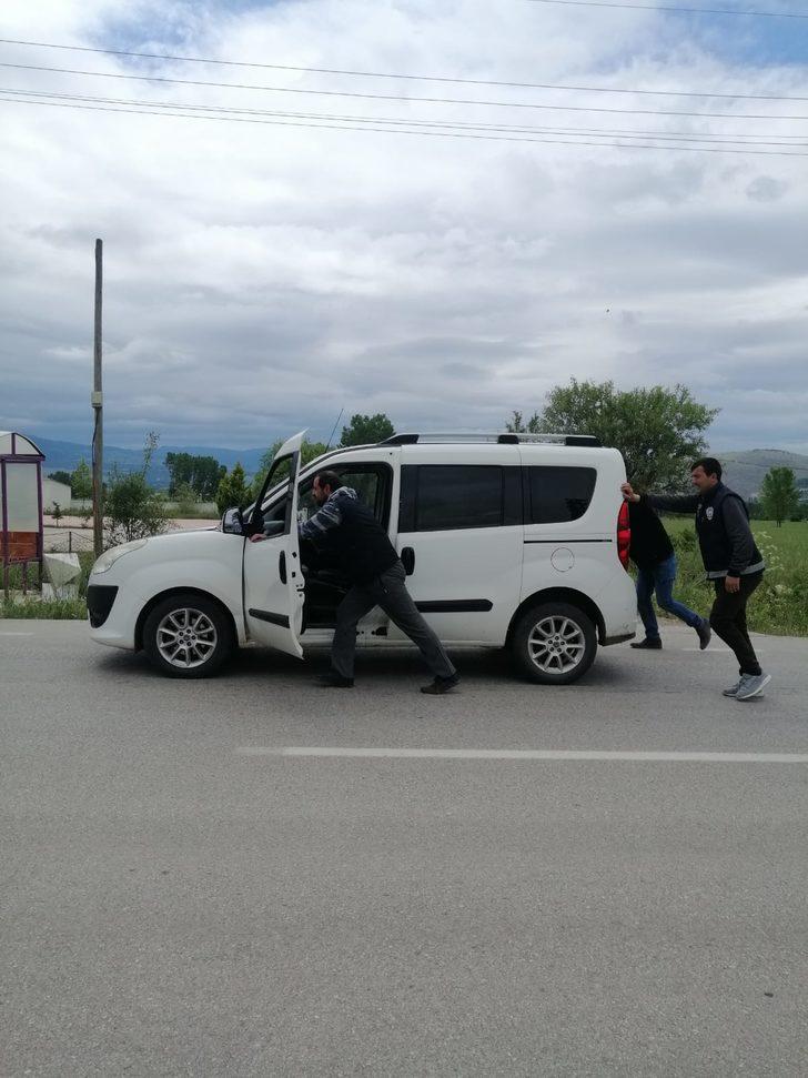 Yakıtı biten aracı, polisler akaryakıt istasyonuna kadar itti G1