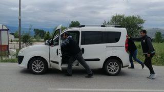 Yakıtı biten aracı, polisler akaryakıt istasyonuna kadar itti