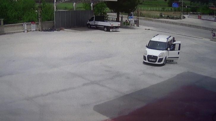 Yakıtı biten aracı, polisler akaryakıt istasyonuna kadar itti G2