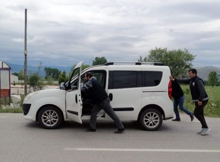 Yakıtı biten aracı, polisler akaryakıt istasyonuna kadar itti G3