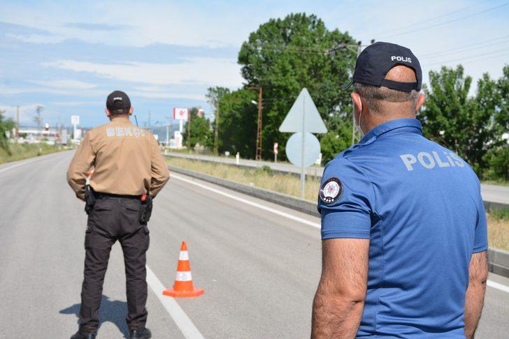 Yakıtı biten aracı, polisler akaryakıt istasyonuna kadar itti G4