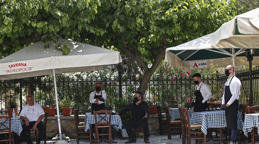 Yunanistan&rsquo;da kafe ve restoranlar yeniden a&ccedil;ıldı