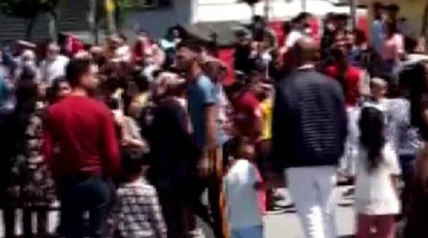 Avcılar'dan şoke eden g&ouml;r&uuml;nt&uuml;ler! Sosyal mesafe unutuldu