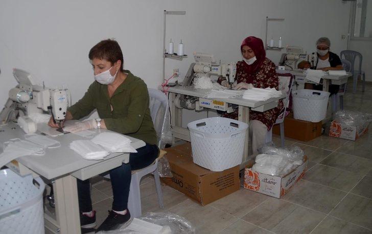 Kuşadası Belediyesi maske üretimine bayramda da devam etti G1