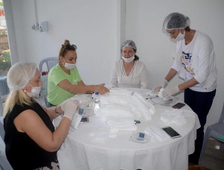 Kuşadası Belediyesi maske üretimine bayramda da devam etti G3