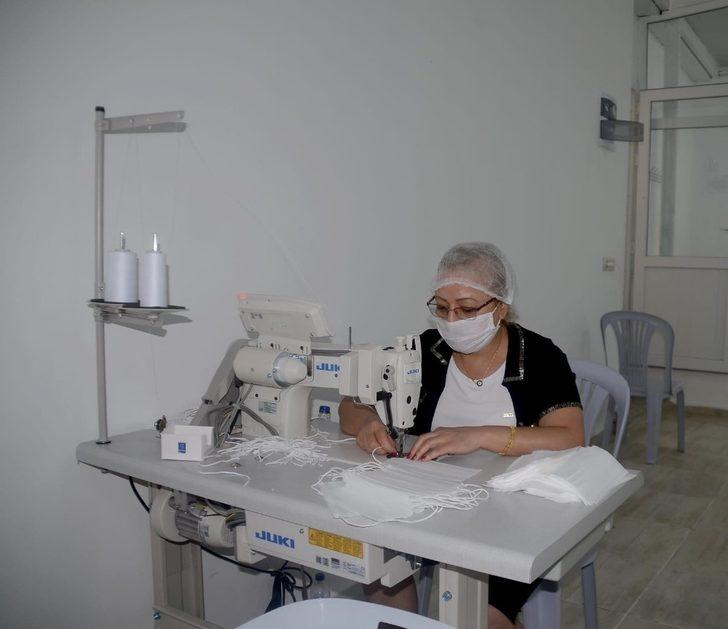 Kuşadası Belediyesi maske üretimine bayramda da devam etti G4
