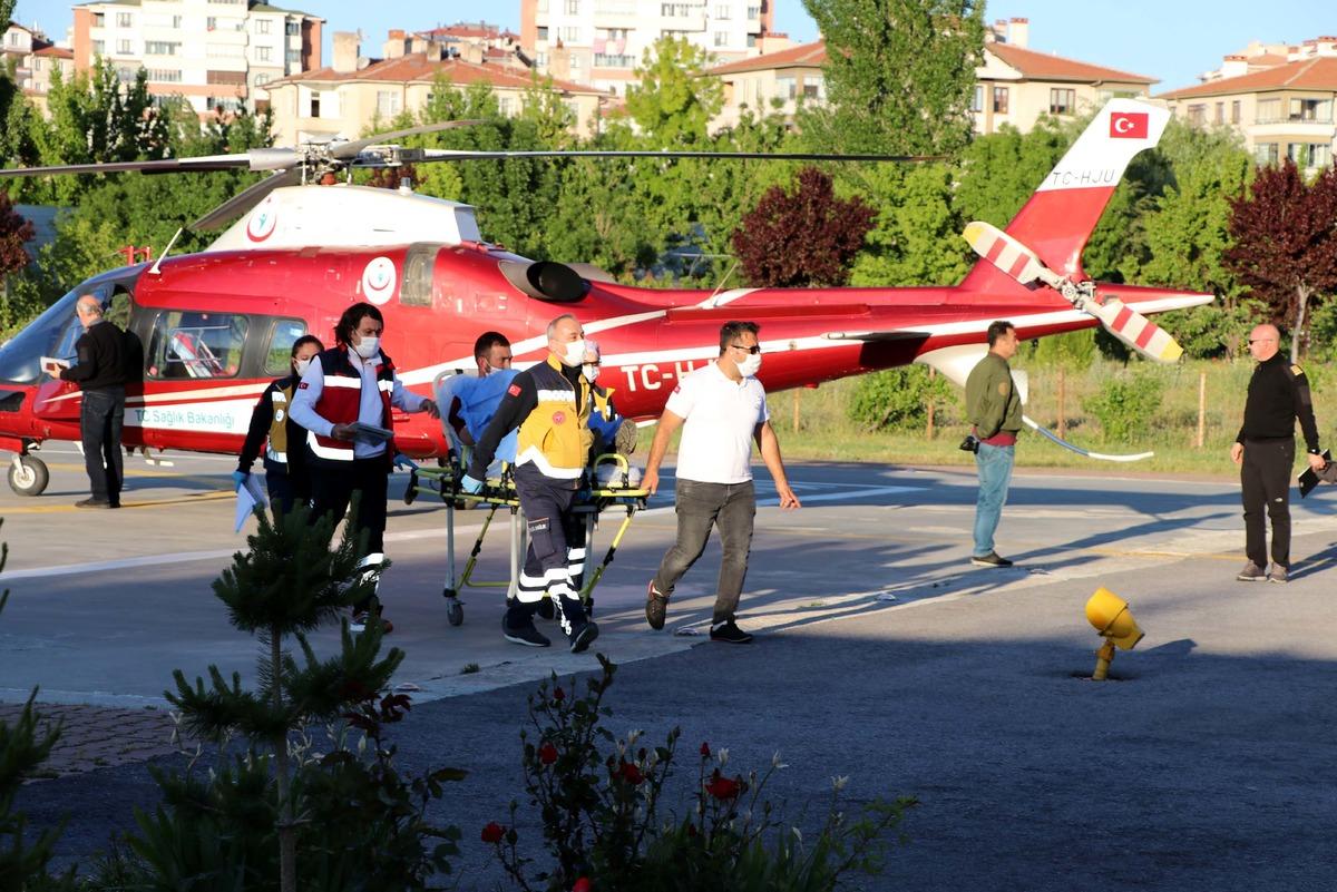 Kayseri'de hızarla elini kesen gen&ccedil;, ambulans helikopterle hastaneye kaldırıldı