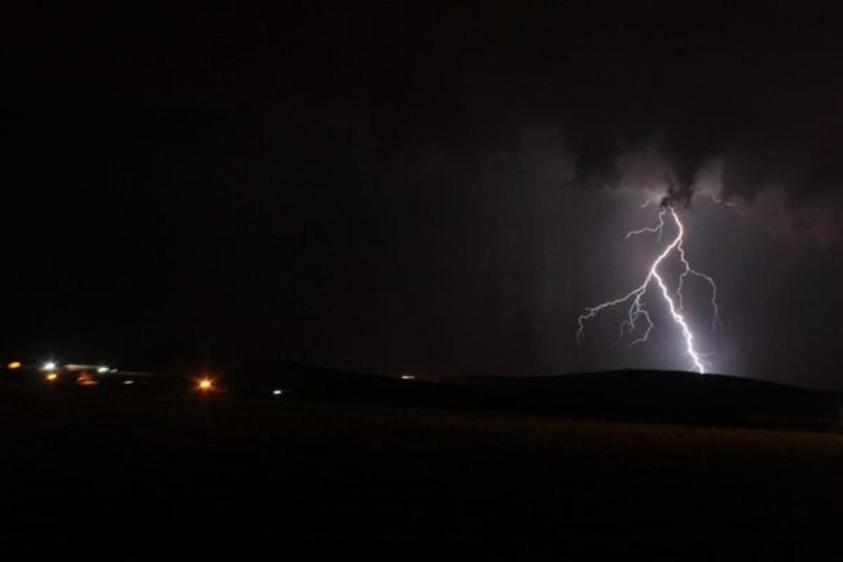 Gecenin karanlığı şimşekler ve yıldırımlarla aydınlandı
