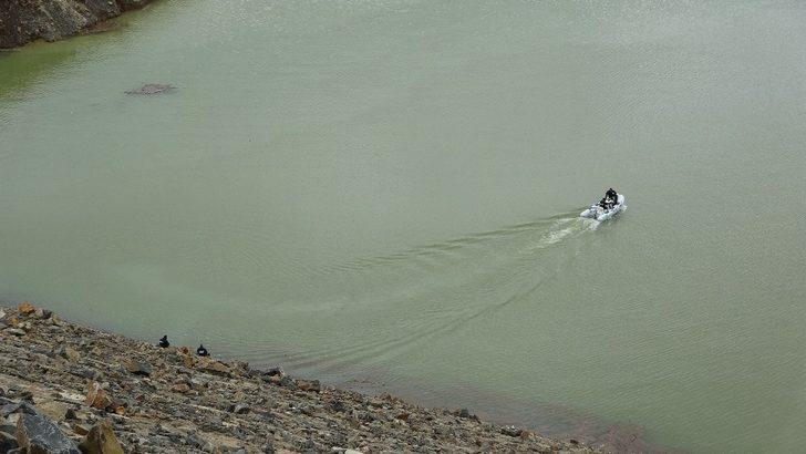 Baraj göletine iş makinesiyle düşen operatörün arama çalışmalarına yeniden ara verildi G1