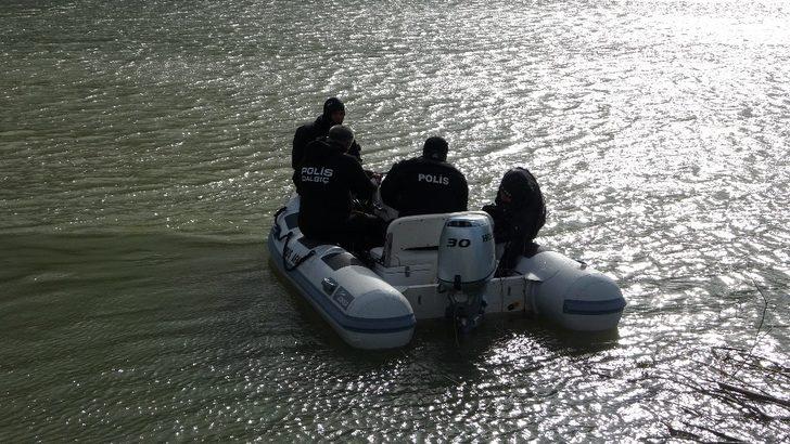 Baraj göletine iş makinesiyle düşen operatörün arama çalışmalarına yeniden ara verildi G3