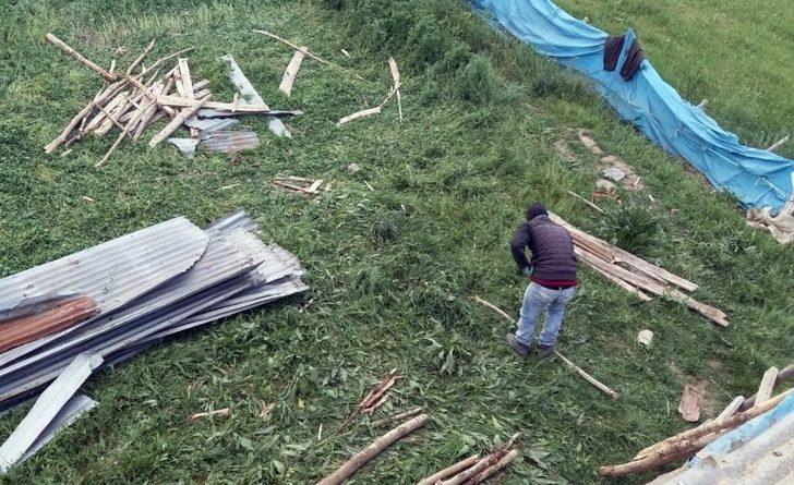 Yüksekova’da ahırın çatısı yerinden söküldü G1