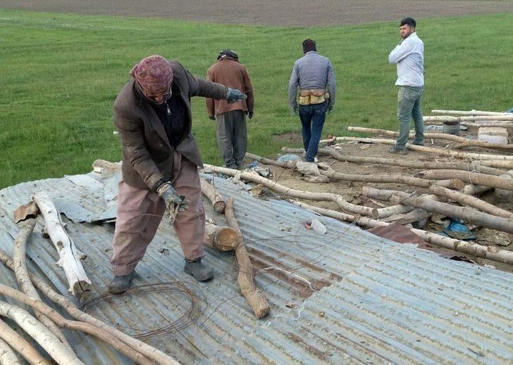 Yüksekova’da ahırın çatısı yerinden söküldü G3