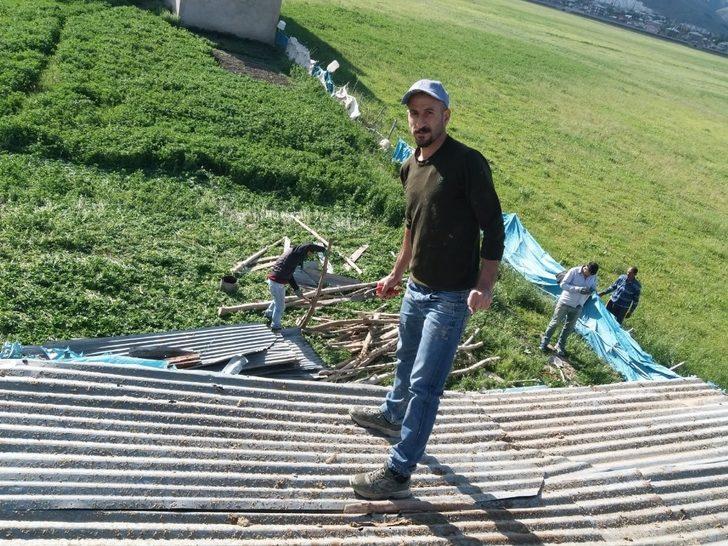 Yüksekova’da ahırın çatısı yerinden söküldü G4