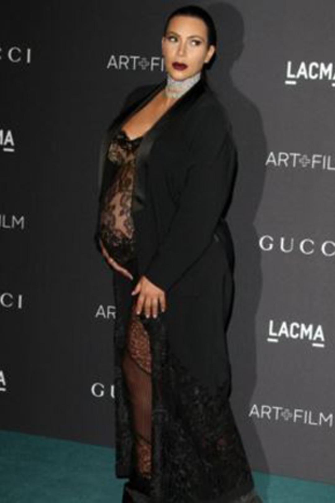 Hamile Kardashian'dan akıllara zarar transparan kıyafet!