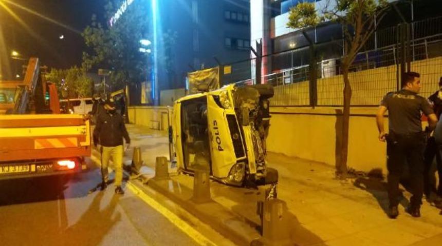 İstanbul Sancaktepe'de polis otomobili yan yattı