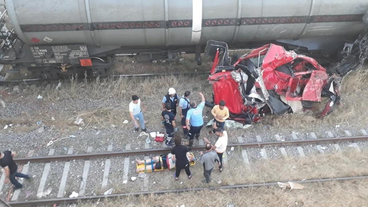 Mersin'de akılalmaz kaza! TIR y&uuml;k trenin &uuml;zerine u&ccedil;tu