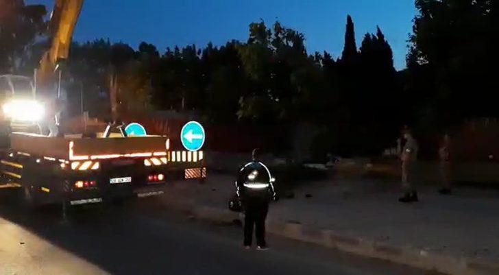 Aydın'da feci kaza! Otomobille askeri tugaya girdi G4