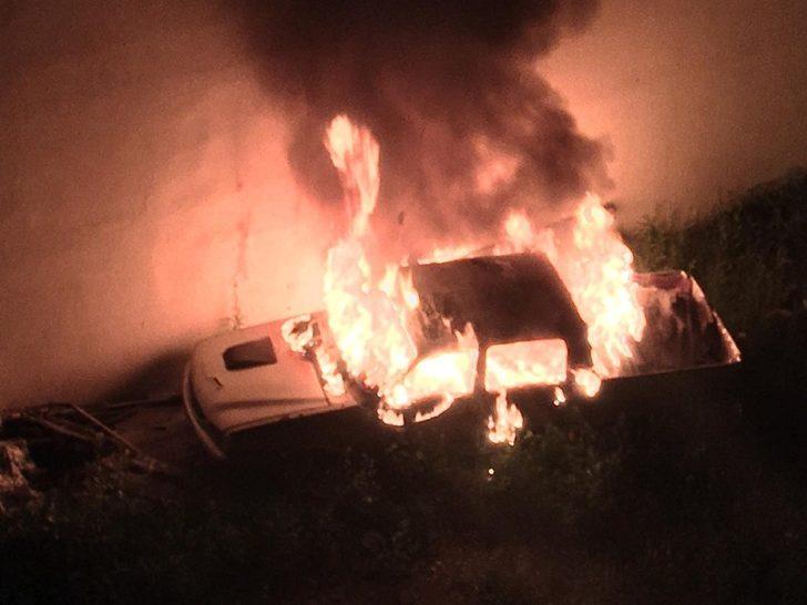 Park halindeki pikap alev topuna döndü G1