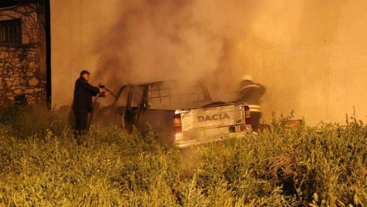 Park halindeki pikap alev topuna döndü G3