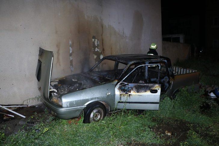 Park halindeki pikap alev topuna döndü G4